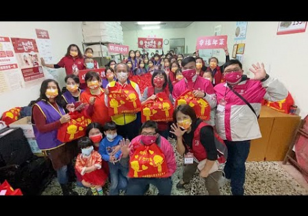 Embedded thumbnail for 老五老基金會愛不打烊 年菜伴獨老過好年